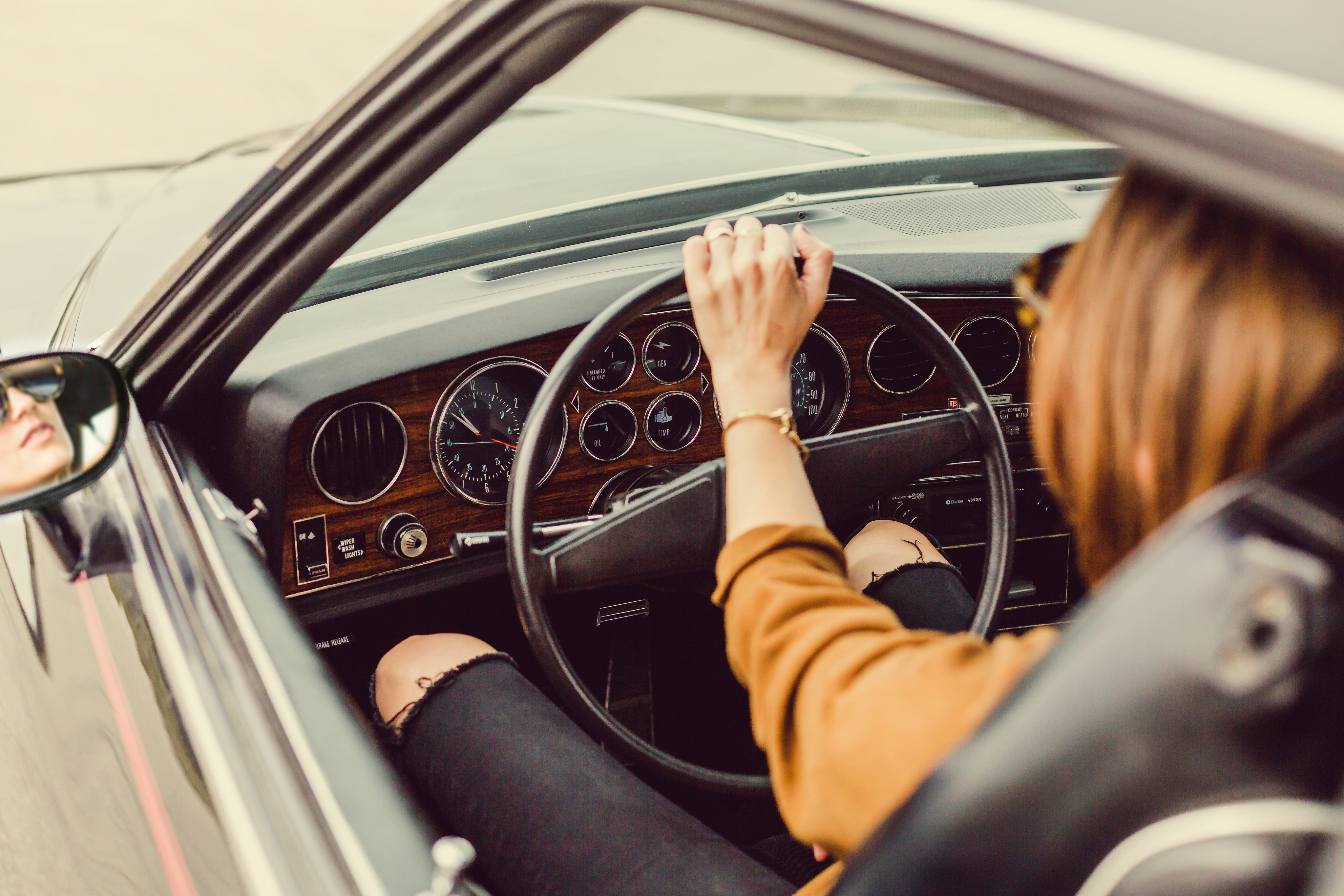 files/woman-in-vintage-car.jpg